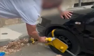 Клип с демонстративно премахване на скоба от автомобил във Враца