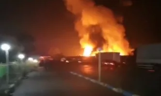 Голям пожар в зеленчуковата борса в Кърналово – унищожени са халета и камиони