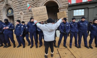 Протести под прозорците на властта, центърът на София беше блокиран с часове (ВИДЕА+СНИМКИ)