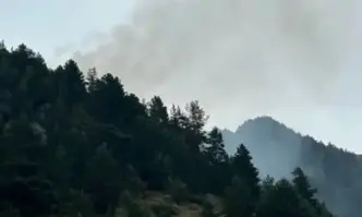 Продължава гасенето на пожара който възникна вчера в района на