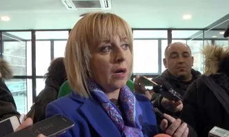Манолова: Не ме питайте за кмет, ще се ядосам