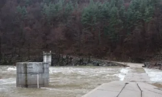 Наводнени къщи свлачища и рухнала подпорна стена такава беше