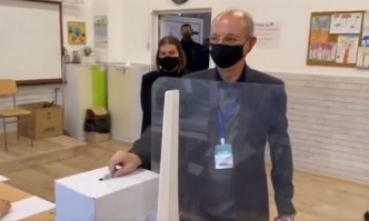 Доган гласува на балотажа за президент и вицепрезидент (ВИДЕО)