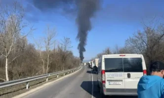 Автобус пламна край Казанлък, образува се километрична опашката от коли - (СНИМКИ/ВИДЕО)