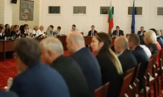 Решението беше подкрепено единодушноПравната комисия която се събра извънредно заради