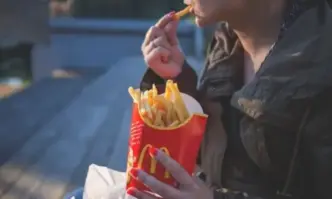 McDonald's спира да слага лук в бургери заради Ешерихия коли