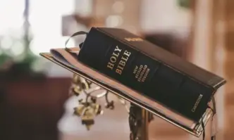 Училища в САЩ забраниха Библията, имало вулгарност и насилие