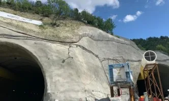 Няма срутване при тунел Железница, пострадал е работник