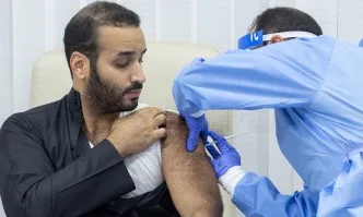 Личният пример: Престолонаследникът на Саудитска Арабия се ваксинира първи (ВИДЕ)