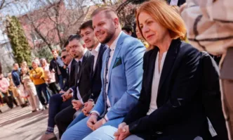 Заместник министърът на младежта и спорта Петър Младенов направи първата копка