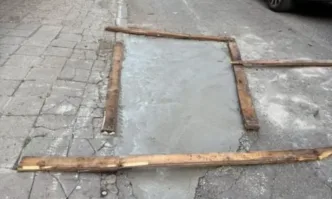 Живущи в идеалния център на София ремонтират сами огромна дупка, след месеци бездействие на Общината