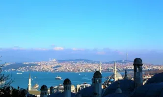 Плаващ от Украйна товарен кораб е заседнал в плитчините край