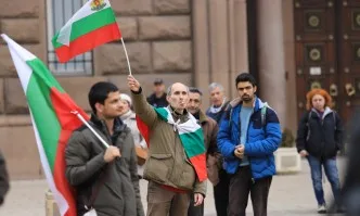 Протестиращи искат Манолова и Отровното трио да сменят името на коалицията си