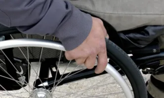 Задържаха двойка младежи ударили с колата дете в инвалидна количка