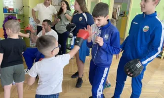 Боксов клуб Александър Владимиров зарадва деца в Луковит