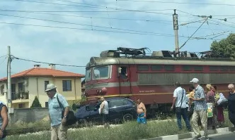 Влак блъсна лек автомобил в село Труд (ОБНОВЕНА)