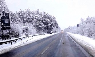 Интензивен снеговалеж в Рила и Родопите, въведени са ограничения по пътищата