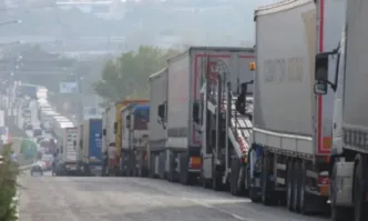В Русе движението към Дунав мост е блокирано от чакащи автомобили