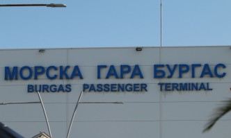 Силният вятър затвори временно от 8 00 часа сутринта пристанищата в