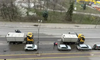 Продължава пролетното миене на улици и булеварди в София Днес