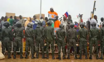 Френският посланик в Нигер е взет за заложник