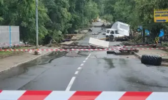 След наводненията в Царево се появиха проблеми с транспорта и