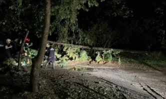 Силна буря с градушка и пороен дъжд удари Хисаря в петък вечерта