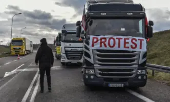 Трети украински шофьор на камион почина при блокадата на границата с Полша