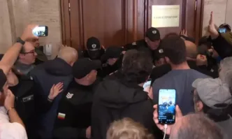 Демонстрантите опитаха да нахлуят вътреНапрежение пред кабинета на главния прокурор