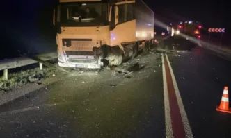 Дете загина при катастрофа на камион с кола в Прохода