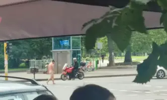 Млад мъж мина чисто гол по столичния бул Витоша видя