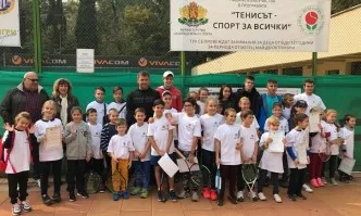 За пета поредна година програмата Тенисът - Спорт за всички осигурява безплатен тенис за деца от 6 до 12 години