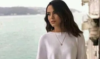 Известна турска актриса и приятелят ѝ предизвикаха истински екшън в Истанбул