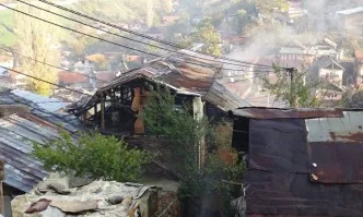 Роми не пускат пожарникари да гасят огън в Шекер махала