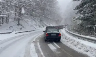 Снежни неволи: Задръстване, обилен снеговалеж и аварирали коли на Петрохан