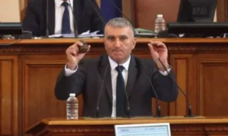 Депутат от Възраждане извади граната на трибуната на парламента
