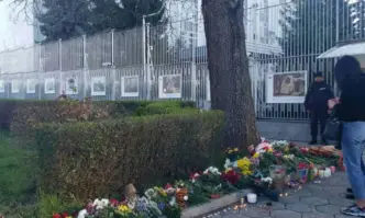 Цветя и свещи пред руското посолство в памет на жертвите на атентата (СНИМКИ)