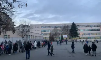 Хиляди ученици от първи до осми клас участват в Коледното