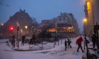 Около 380 000 домакинства във Франция останаха без електрозахранване в