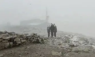 Аномалия: Сняг заваля на връх Мусала (ВИДЕО)