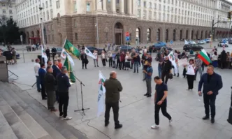Граждани протестират пред Народното събрание с искане за оставка на