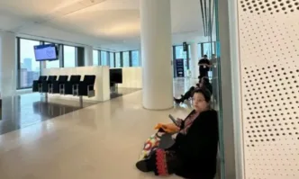 Служителите с предупреждение да стоят далеч от прозорците Посолството на