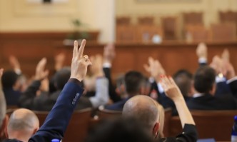 Парламентът избра Пролет Велкова и Симона Велева за членове на