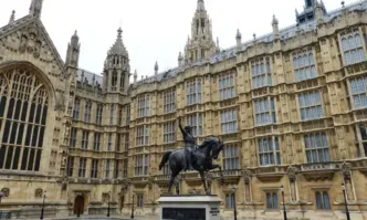 Арестуван е мъж с нож в британския парламент