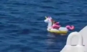 Дете с надуваем еднорог отнесено в Йонийско море