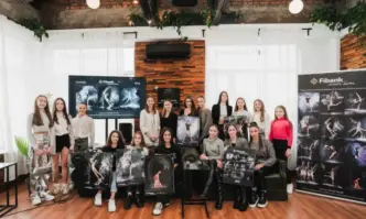 Концепцията на календар 2024 съчетава финеса и грацията на момичетата