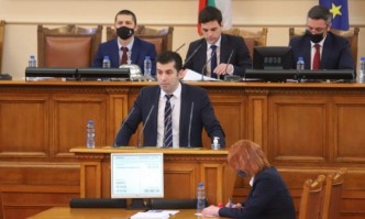 Кирил Петков увери че няма риск за доставките на петрол