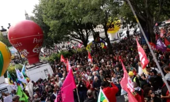 Протестиращи блокираха пътища запалиха огньове и бяха посрещнати със сълзотворен