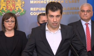 БНТ: Брифинг в Министерския съвет, Петков обвини младежи от ГЕРБ, че направили опашките за бензин (ВИДЕО)
