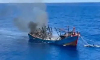 Български капитан и екипажът му рискуват всичко за да спасят